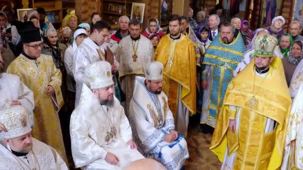 Cherkasy régió, Ukrajna, Október 10, 2019: papok imádkoznak, egyházi szertartás, felszentelési rítus az újonnan épült egyház Metropolitan Epiphany, vezetője az egyesült helyi ukrán ortodox egyház — Stock videók