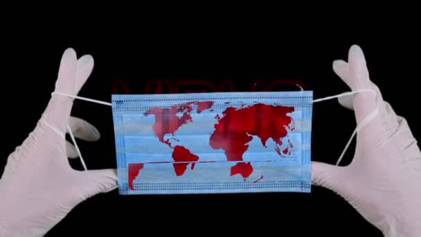 Концепция опасного китайского романа Coronavirus nCoV вспышки, распространяющейся по всему миру. Медицинская синяя маска для защиты от гриппа, респираторных заболеваний. вспышка заболевания происходит в Ухане, Китай — стоковое видео