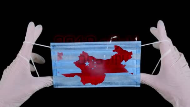 Koncepcja niebezpiecznej chińskiej powieści o epidemii ncov Coronavirus, rozprzestrzeniającej się po całym świecie. Niebieska maska medyczna do ochrony przed grypą, chorobami układu oddechowego. wybuch epidemii w Wuhan w Chinach — Wideo stockowe
