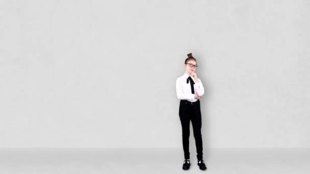 Slimme jonge tiener meisje doet zich voor als een zakenman met een succesvol idee. groeiende getrokken grafische achtergrond. Verbeelding, onderwijs, start-up en business idee concept — Stockvideo