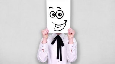 Portre, gencin elinde tuhaf bir gülümseme, animasyon ve yüzü kaplanmış beyaz kağıt çarşaf vardı. duygular, hayal gücü, yaratıcılık, başarılı fikir kavramı.