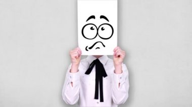 Portre, genç elinde beyaz kâğıt çarşaf, korkmuş gülücük çizimi, animasyon, yüzü örtülü. duygular, hayal gücü, yaratıcılık, başarılı fikir kavramı.