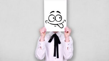 Portre, gencin elinde beyaz kâğıt çarşaf, edepsiz çizimler, animasyonlar ve yüzü kaplayan yüzler var. duygular, hayal gücü, yaratıcılık, başarılı fikir kavramı.