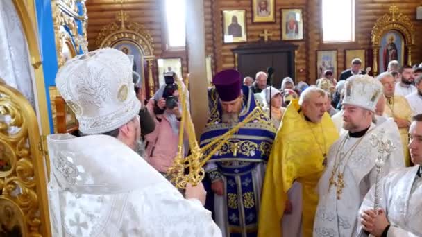 CHERKASY REGION, UKRAINE, OCTOBER 10, 2019：Church consecration ceremony.牧师、教会教友、宗座主教伊庇法尼阁下参加了教堂的仪式 — 图库视频影像