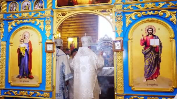 KONKURRENSREGION, UKRAINE, OKTOBER 10, 2019: Kyrkoinvigningsceremoni. Präster, kyrkliga församlingsmedlemmar, Metropolitan Epiphany delta i kyrklig rit — Stockvideo