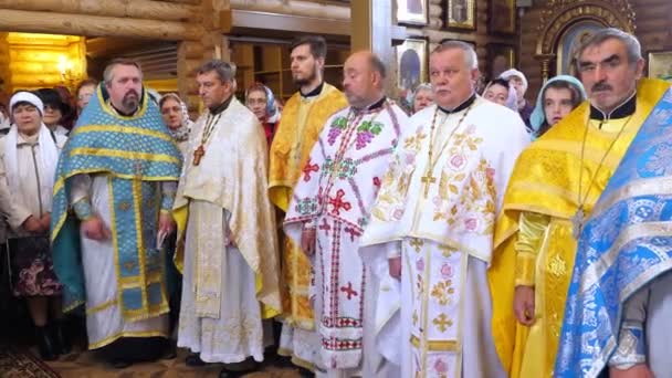 CHERKASY REGION, UKRAINE, OCTOBER 10, 2019: priests pray.教堂的奉献仪式。牧师、教会神职人员、教区居民参加宗教仪式 — 图库视频影像