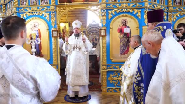 RÉGION DE CHERKASY, UKRAINE, 10 OCTOBRE 2019 : cérémonie de consécration de l'église. Prêtres, paroissiens, métropolite Épiphanie participent au rite de l'église — Video