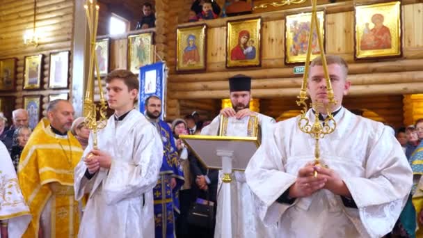 CHERKASY REGION, UKRAINE, OCTOBER 10, 2019年10月10日：牧师宣读祷告。教堂的祝圣仪式。教士、教士、教区居民参加宗教仪式 — 图库视频影像