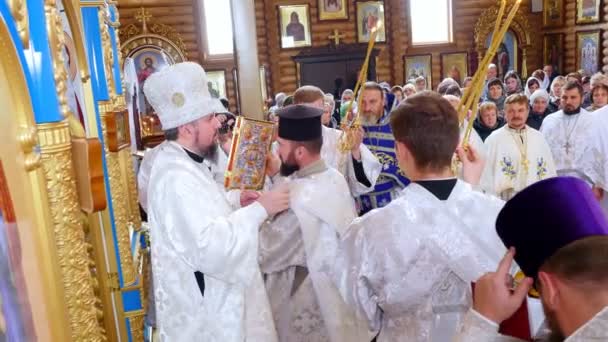 CHERKASJON, UKRAINE, OCTOBER 10, 2019: Kirkeinnvielse. Metropolitan Epiphany, leder av den forente lokale ukrainske ortodokse kirke leser en bønn . – stockvideo