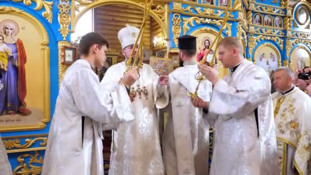 REGIÃO CHERKASY, UCRÂNIA, OUTUBRO 10, 2019: cerimônia de consagração da igreja. Epifania Metropolitana, chefe da Igreja Ortodoxa Ucraniana local unida lê uma oração . — Vídeo de Stock