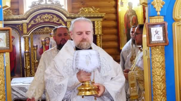 CHERKASY REGION, UKRAJINA, 10. října 2019: Kněz čte modlitbu. obřad zasvěcení církve. Kněží, duchovní, farníci se účastní církevního obřadu — Stock video
