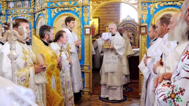 CHERKASY REGION, UKRAINE, 10. OKTOBER 2019: Priester liest Gebet. Einweihungsfeier der Kirche. Priester, Geistliche, Gemeindemitglieder nehmen am kirchlichen Ritus teil — Stockvideo