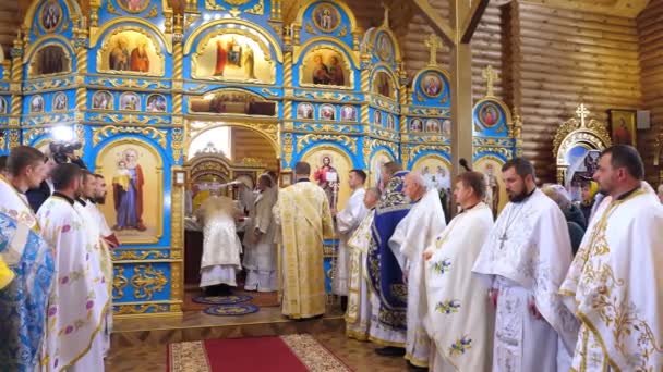 REGIÓN DE CHERKASY, UCRANIA, 10 DE OCTUBRE DE 2019: Epifanía Metropolitana, jefe de la Iglesia ortodoxa ucraniana local unida celebra un rito de iglesia, ceremonia  . — Vídeo de stock