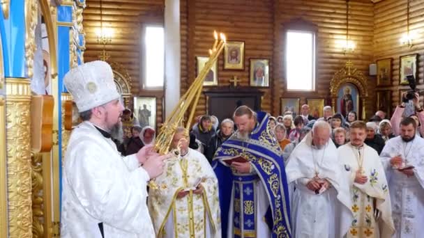 REGIÃO CHERKASY, UCRÂNIA, OUTUBRO 10, 2019: Epifania Metropolitana, chefe da Igreja Ortodoxa Ucraniana local unida realiza um rito da igreja, cerimônia  . — Vídeo de Stock