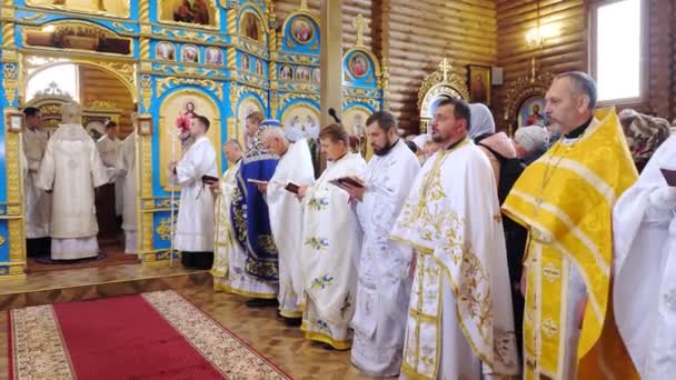 CHERKASY REGION, UKRAINE, OCTOBER 10, 2019：Church consecration ceremony.教士、教士、教区居民参加宗教仪式 — 图库视频影像