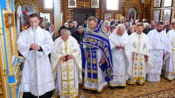 REJESTRACJA CHERKASYCZNA, UKRAINA, PAŹDZIERNIK 10 PAŹDZIERNIKA 2019: kapłani się modlą, chrzczą. ceremonia konsekracji kościoła. Kapłani, parafianie kościelni uczestniczą w obrzędach kościelnych — Wideo stockowe