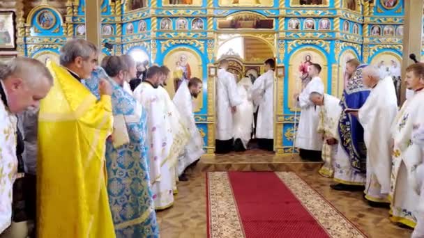 REGIONE CHERKASY, UCRAINA, 10 OTTOBRE 2019: sacerdoti pregano, battezzati. cerimonia di consacrazione della chiesa. Sacerdoti, parrocchiani partecipano al rito della chiesa — Video Stock