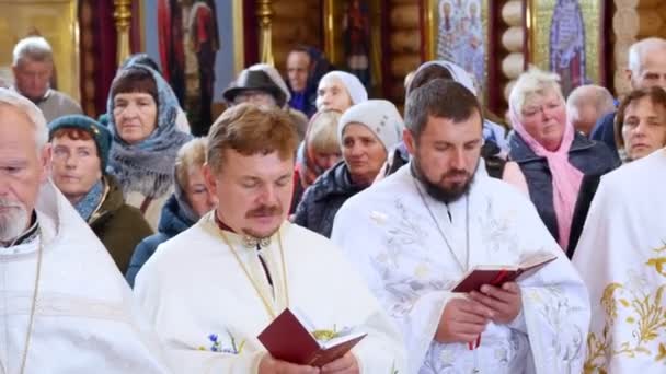 CHERKASY REGION, UKRAINE, 10 Οκτωβρίου 2019: ιερείς προσεύχονται, διαβάζουν προσευχές, βαπτίζονται. Ιερείς, ενορίτες της εκκλησίας συμμετέχουν στην ιεροτελεστία της εκκλησίας. τελετή αγιασμού της εκκλησίας. — Αρχείο Βίντεο