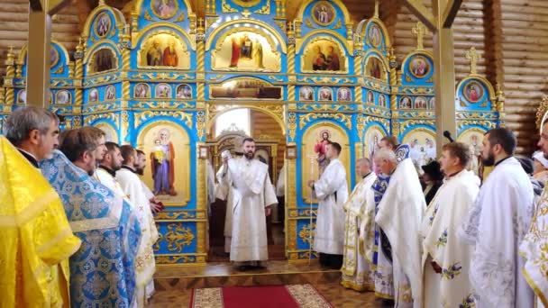 CHERKASY REGION, UKRAINE, OCTOBER 10, 2019年10月10日：牧师祈祷。教堂的祝圣仪式。教士、教士、教区居民参加宗教仪式 — 图库视频影像