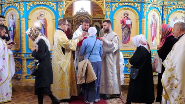 CHERKASY REGION, UKRAINE, OCTOBER 10, 2019：communion process.教区居民在东正教教堂接受酒和面包的圣餐. — 图库视频影像