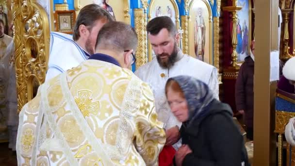 CHERKASY REGION, UKRAINE, OKTOBER 10, 2019: communieproces. parochianen ontvangen gemeenschap met wijn en brood in de orthodoxe kerk. — Stockvideo