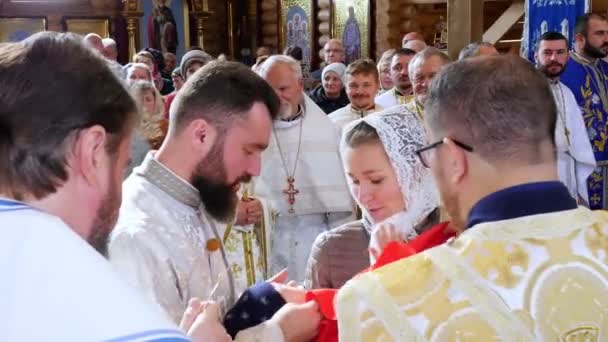 CHERKASY REGION, UKRAINE, OKTOBER 10, 2019: gemenskapsprocess. Församlingsmedlemmar får gemenskap med vin och bröd i den ortodoxa kyrkan. — Stockvideo