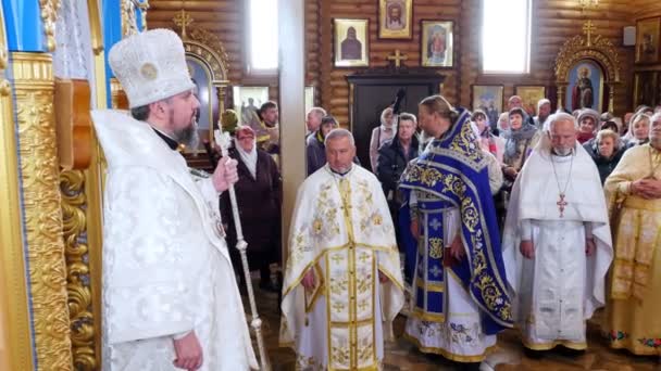 CHERKASY REGION, UKRAINE, OCTOBER 10, 2019年10月10日：牧师宣读祷告。教堂的祝圣仪式。教士、教士、教区居民参加宗教仪式 — 图库视频影像