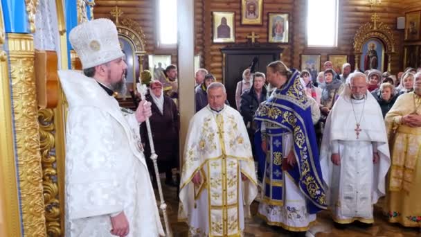 REGIÓN DE CHERKASY, UCRANIA, 10 DE OCTUBRE DE 2019: el sacerdote lee la oración. ceremonia de consagración de la iglesia. Sacerdotes, clero, feligreses participan en el rito de la iglesia — Vídeo de stock