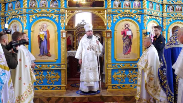 REGIÓN DE CHERKASY, UCRANIA, 10 DE OCTUBRE DE 2019: el sacerdote lee la oración. ceremonia de consagración de la iglesia. Sacerdotes, clero, feligreses participan en el rito de la iglesia — Vídeos de Stock