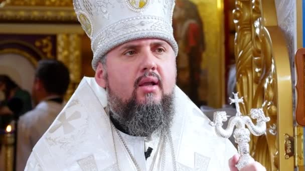 REGIÓN DE CHERKASY, UCRANIA, 10 DE OCTUBRE DE 2019: el sacerdote lee la oración. ceremonia de consagración de la iglesia. Sacerdotes, clero, feligreses participan en el rito de la iglesia — Vídeo de stock