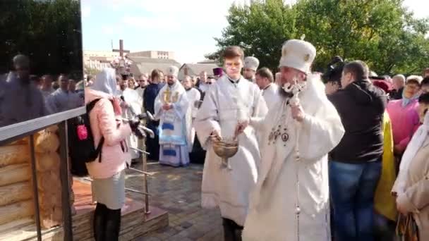 REGIONE CHERKASY, UCRAINA, 10 OTTOBRE 2019: Epifania metropolita, capo della Chiesa ortodossa ucraina locale unita esegue una cerimonia di consacrazione della chiesa — Video Stock