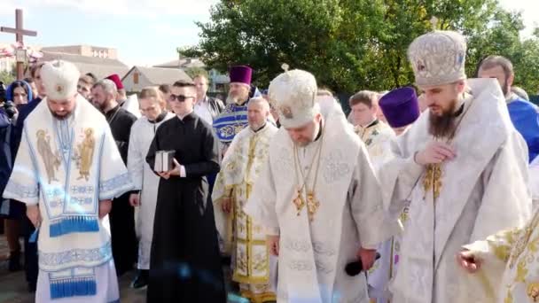 KONKURRENSREGION, UKRAINE, OKTOBER 10, 2019: Prästerna ber, döps. Kyrkoinvigning. Präster, kyrkliga församlingsmedlemmar deltar i kyrklig rit — Stockvideo
