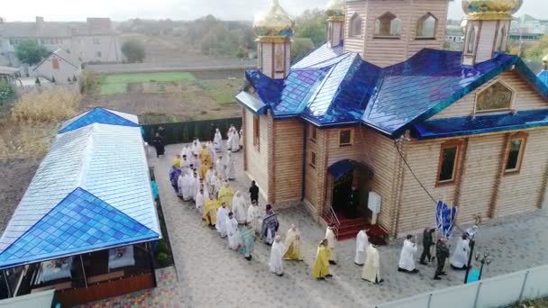 CHERKASY REGION, UKRAINE, 10 Οκτωβρίου 2019: νεόκτιστη εκκλησία της Κοιμήσεως της Θεοτόκου στο χωριό Chervona Sloboda. Λατρεία, λειτουργία εκκλησίας. Αέρο. — Αρχείο Βίντεο