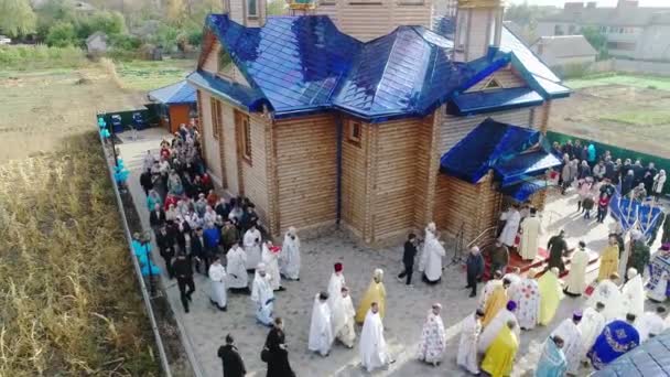 10月10 、 2019:チェルボナ・スロボダ村に新しく建てられた祝福された聖母教会。礼拝、教会奉仕。アエロ. — ストック動画