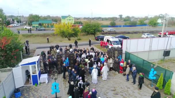 CHERKASY REGION, UKRAINE, 10 Οκτωβρίου 2019: τελετή αγιασμού της εκκλησίας. Αέρο. Ιερείς, πιστοί, ενορίτες της εκκλησίας συναντούν τον Μακαριότατο Μητροπολίτη Θεοφανίας. Παρασκευάσματα. — Αρχείο Βίντεο