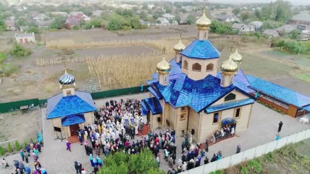 REGIÓN DE CHERKASY, UCRANIA, 10 DE OCTUBRE DE 2019: Iglesia de la Santísima Virgen Asunción de nueva construcción en el pueblo de Chervona Sloboda. adoración, servicio a la iglesia. aero . — Vídeo de stock