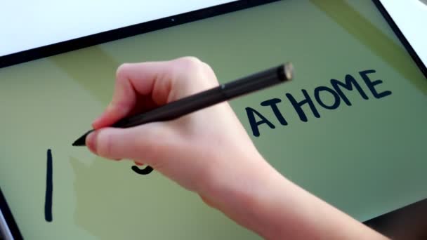 Close-up, τα παιδιά χέρι γράφει στην οθόνη ενός tablet, laptop hashtag κοντά στη μελέτη επιγραφή στο σπίτι. — Αρχείο Βίντεο