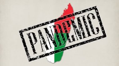 9 kısa video. Küçük mikroplar ve virüsler bayrak renginde Madagaskar ülkesinin haritasına dönüşür. Doktor elleri mavi tıbbi eldivenler, yazıtlar, pullar, salgın hastalık, karantina, virüs