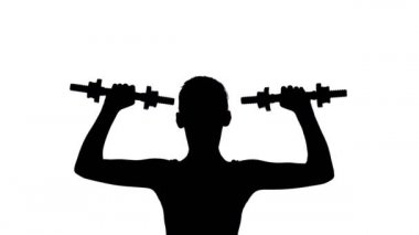 Kol kasları için halterlerle egzersiz yapan genç bir kız silueti, beyaz arka planda izole edilmiş..