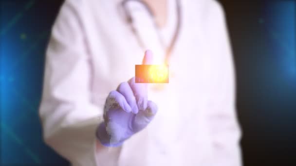 Docteur, en manteau médical blanc, gants bleus, présente la visualisation de l'image de l'hologramme, fait effet de cadre gelé, met inscription, voyage timbre annulé. Restrictions, interdictions pendant le coronavirus — Video