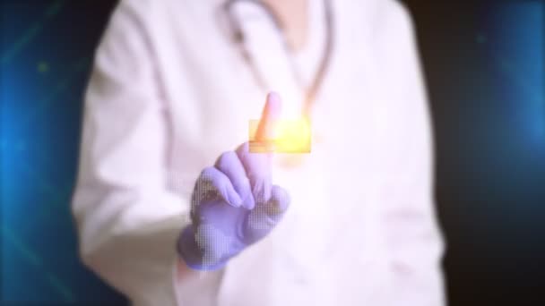 El doctor, con guantes médicos azules, presenta una imagen holográfica del atardecer en la playa de la ciudad. El médico hace fotograma de congelación, pone sello - quedarse en casa. Prohibiciones durante la epidemia de coronavirus , — Vídeos de Stock