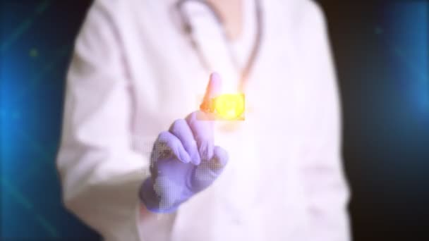 Doktor, w niebieskich rękawiczkach medycznych, przedstawia hologram krów na farmie. Lekarz robi zamarzającą ramę, umieszcza stempel - wirusa. Zakazy podczas epidemii koronawirusów, — Wideo stockowe