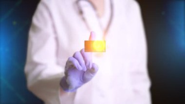 Doktor, mavi tıbbi eldivenlerle, aydınlık gece yolunun hologram görüntüsünü sunar. Doktor kareyi dondurur, pul yapıştırır - salgın hastalık. Koronavirüs salgını sırasında yasaklar,