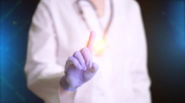 Doktor, tıbbi eldivenlerle, gürültülü şehrin trafik dolu hologram görüntüsünü sunar. Doktor kareyi dondurur, pandemik pul yapıştırır. Koronavirüs salgını sırasında yasaklar,