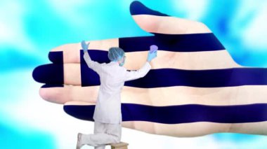 Tıbbi maskeli ve eldivenli hemşire, Yunanistan bayrağı renginde boyanmış büyük elleri yıkıyor. Ulusal sağlık hizmetleri. Ellerinizi yıkayın. Virüs koruması. Hastalıkların önlenmesi.
