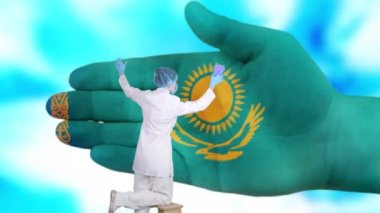 Tıbbi maskeli ve eldivenli hemşire, Kazakistan bayrağının renklerine boyanmış büyük elleri yıkıyor. Ulusal sağlık hizmetleri. Ellerinizi yıkayın. Virüs koruması. Hastalıkların önlenmesi.