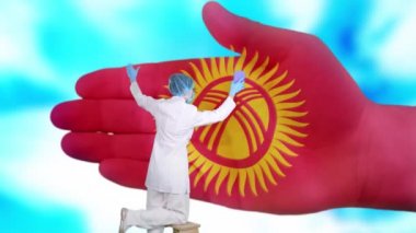 Sağlık maskeli ve eldivenli hemşire, Kırgızistan bayrağı renginde boyanmış büyük elleri yıkıyor. Ulusal sağlık hizmetleri. Ellerinizi yıkayın. Virüs koruması. Hastalıkların önlenmesi.