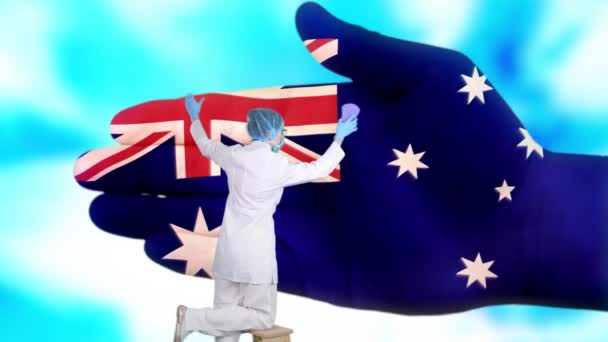 Медсестра в медицинской маске и перчатках моет большую руку, окрашенную в цвета австралийского флага. Государственная забота о здоровье нации. Мыть руки концепция. Защита от вирусов. Профилактика заболеваний . — стоковое видео