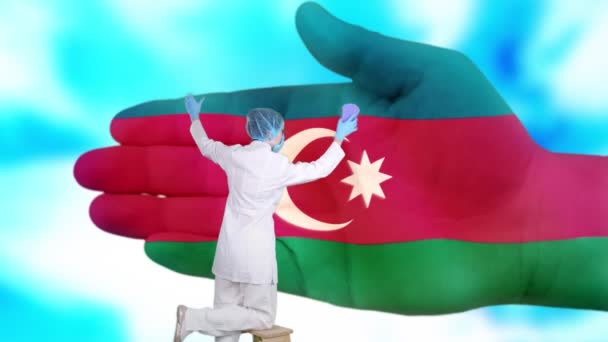 Krankenschwester mit medizinischer Maske und Handschuhen wäscht große Hand, bemalt in den Farben der aserbaidschanischen Flagge. Der Staat sorgt für die Gesundheit der Nation. Waschen Sie sich die Hände. Virenschutz. Prävention von Krankheiten. — Stockvideo