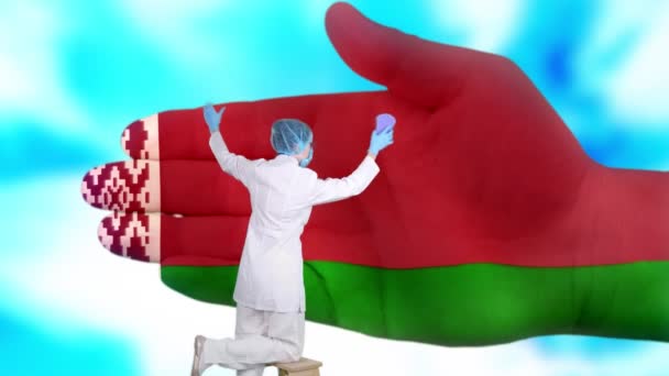 Enfermeira em máscara médica e luvas lava a grande mão, pintada em cores da bandeira da Bielorrússia. Assistência estatal à saúde das nações. Lave o conceito de mãos. Proteção contra vírus. Prevenção de doenças . — Vídeo de Stock